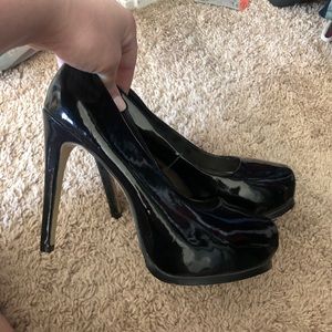 Black pumps